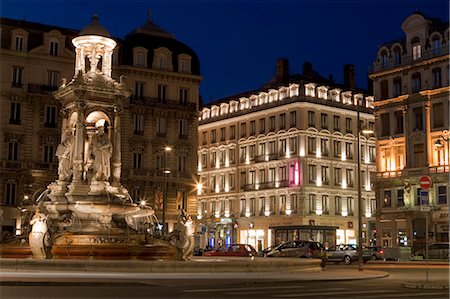La place publique dans la soirée à Lyon France Photographie de stock - Rights-Managed, Code: 862-03711413