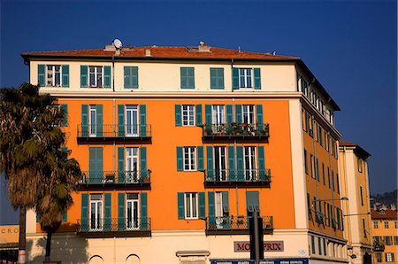 riviera france - France, Cote D'Azur, Nice; One of the bright coloured houses typical of the Cote D'Azur region, Italian quarter of the city Foto de stock - Con derechos protegidos, Código: 862-03711464