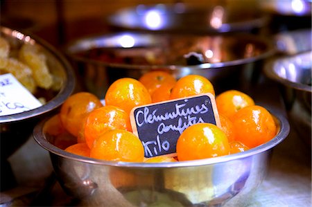 France, Cote D'Azur, Nice; A Mediterranean delicacy; clementines soaked in liquor, in a typical shop in the historical quarter Fotografie stock - Rights-Managed, Codice: 862-03711465