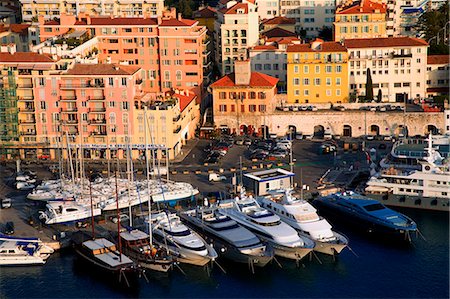 France, Cote D'Azur, Nice; Yachts in the Bassin du Commerce seen from the Parc du Chateau. Fotografie stock - Rights-Managed, Codice: 862-03711468