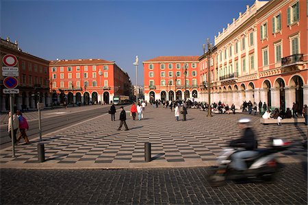 simsearch:862-06825527,k - France, Côte d'Azur, Nice ; Place Masséna, la place principale de la ville, où se rassemblent les habitants et les visiteurs. Photographie de stock - Rights-Managed, Code: 862-03711462
