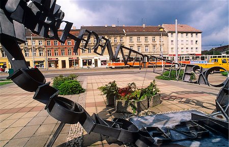 simsearch:862-03361592,k - Germany,Berlin. A sculpture sits in an empty square near to the Berlin Wall. Fotografie stock - Rights-Managed, Codice: 862-03711589