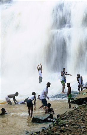 simsearch:862-03889898,k - Ghana, région de Brong Ahafo, Kintampo. Baignade à Kintampo Falls, une des nombreuses cascades du Ghana. Photographie de stock - Rights-Managed, Code: 862-03711625