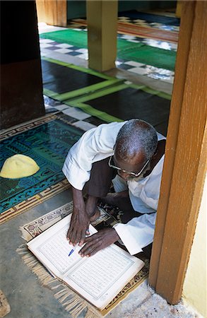 simsearch:841-05785952,k - Ghana,Northern region,Tamale. A Muslim prays and reads the Quran at a Mosque in Tamale during Ramadan. Foto de stock - Con derechos protegidos, Código: 862-03711639