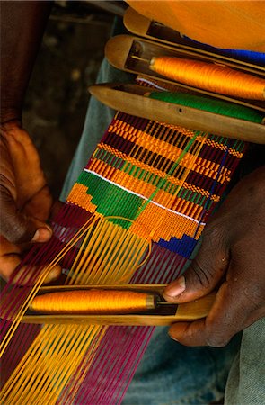 femelle du mouton - Ghana, région de la Volta, Tafi Abuipe. Beau tissu Kente étant tissé. Les Ashantis et brebis, tous deux se prétendent avoir inventé. Photographie de stock - Rights-Managed, Code: 862-03711644