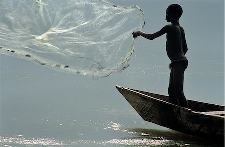 Ghana, Volta Region, Kpandu. Ein Junge, Fischen im Lake Volta. Stockbilder - Lizenzpflichtiges, Bildnummer: 862-03711647