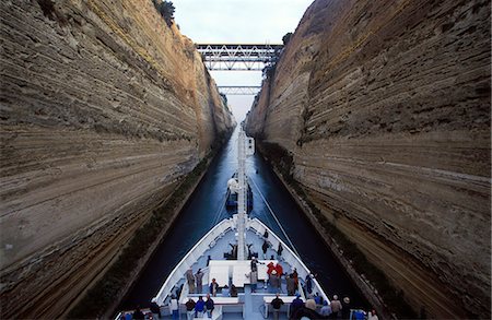 simsearch:862-03711674,k - Ship passing through the Corinth Canal completed in 1893 Fotografie stock - Rights-Managed, Codice: 862-03711649