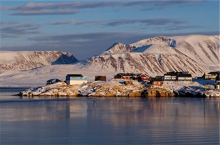 simsearch:862-03711697,k - Grönland, Ittoqqortoormiit. Die isolierten Dorf von Ittoqqortoormiit (Scoresbysund) liegt an der Nord-Ost-Küste Grönlands. Es hat 2 Lebensmittel-Lieferungen im Jahr mit dem Boot. Stockbilder - Lizenzpflichtiges, Bildnummer: 862-03711690