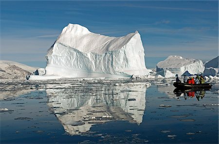 dinghi - Grönland, Ittoqqortoormiit. Ein Ausflug durch die Eisberge von Zodiac in den ruhigen Gewässern des Ittoqqortoormiit (Scoresbysund) auf der Nord-Ost-Küste Grönlands. Stockbilder - Lizenzpflichtiges, Bildnummer: 862-03711705