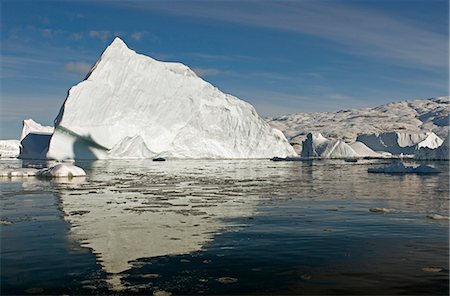 simsearch:862-03711697,k - Grönland, Ittoqqortoormiit. Ein Ausflug durch die Eisberge von Zodiac in den ruhigen Gewässern des Ittoqqortoormiit (Scoresbysund) auf der Nord-Ost-Küste Grönlands. Stockbilder - Lizenzpflichtiges, Bildnummer: 862-03711706