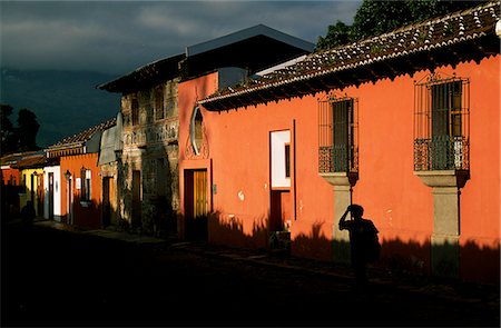 simsearch:862-03711722,k - A man walks along the a street in downtown Antigua beside the brightly painted houses . Foto de stock - Con derechos protegidos, Código: 862-03711716