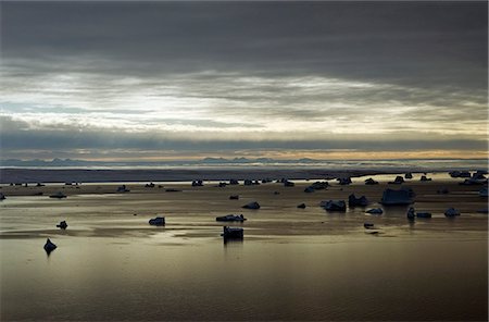 simsearch:862-03711697,k - Grönland, Ittoqqortoormiit. Schauen unten in der Dämmerung auf den ruhigen Gewässern des Ittoqqortoormiit (Scoresbysund) auf der Nord-Ostküste von Grönland. Stockbilder - Lizenzpflichtiges, Bildnummer: 862-03711713