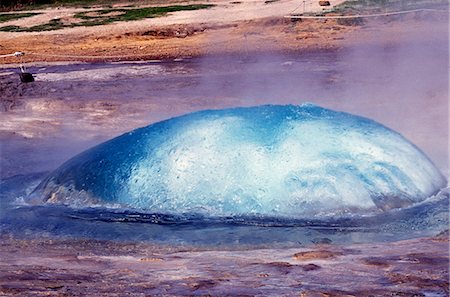 exploser (éclater) - Geyser principal à Gaysir, en commençant à exploser. Photographie de stock - Rights-Managed, Code: 862-03711760