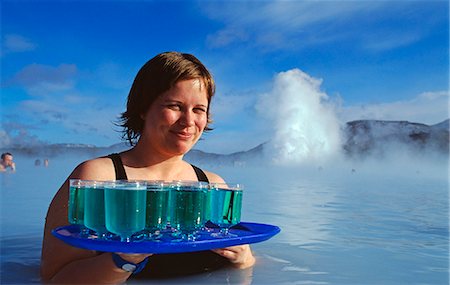 Kellnerin serviert das Thermalbad blaue Lagune blaue Cocktails. Stockbilder - Lizenzpflichtiges, Bildnummer: 862-03711776