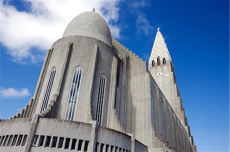 simsearch:862-06825599,k - Iceland,Reykjavik. Hallgrimskirkja - built in the 1940's to resemble a mountain of basaltic lava,the national cathedral dominates the top end of the capital at Skolavodustigur. Foto de stock - Con derechos protegidos, Código: 862-03711779