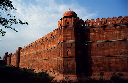 red fort - Murs de grès massif entourent l'énorme du XVIIe siècle Fort Rouge construit comme le centre du gouvernement de Mughal et inspire la citadelle royale à Agra Photographie de stock - Rights-Managed, Code: 862-03711871