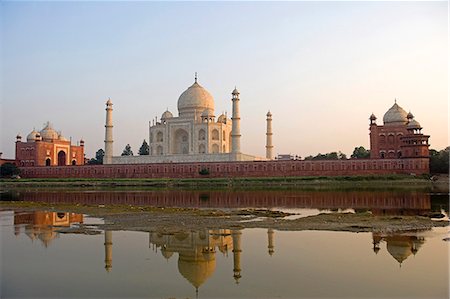 Taj Mahal at sunset with Yamuna River in foreground,Agra,India Fotografie stock - Rights-Managed, Codice: 862-03711927