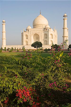 simsearch:862-06825846,k - Offre une vue sur les jardins du paradis vers le mausolée du Taj Mahal, Agra. Inde Photographie de stock - Rights-Managed, Code: 862-03711947