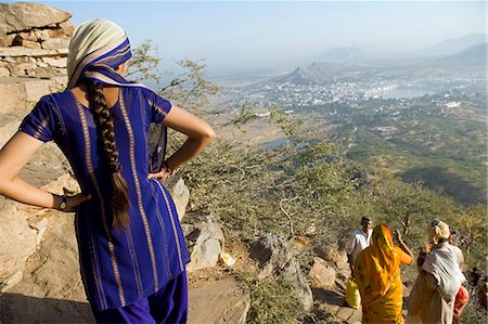 simsearch:862-06825846,k - Inde, Rajasthan, Pushkar. Pèlerins se frayer un chemin jusqu'à Savitri Temple, le temple dédié à la première épouse de seigneur Brahma, déesse Savitri, avec une vue panoramique du lac de Pushkar. Photographie de stock - Rights-Managed, Code: 862-03711988
