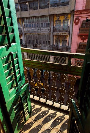 simsearch:862-08704907,k - The interior of a traditional Courtyard House in North Kolkata.Originally built & owned by wealthy Bengali merchants and traders during the Colonial British Rule of India. Many of them have now been split into several dwellings. Foto de stock - Direito Controlado, Número: 862-03712016