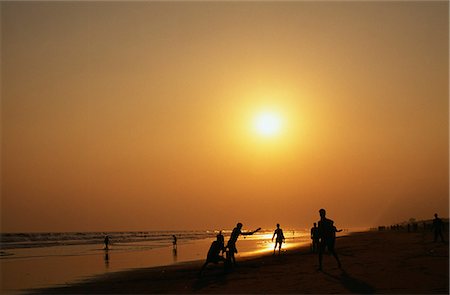 simsearch:862-06540776,k - Enfants et adultes jouant sur la plage de Puri. Photographie de stock - Rights-Managed, Code: 862-03712021