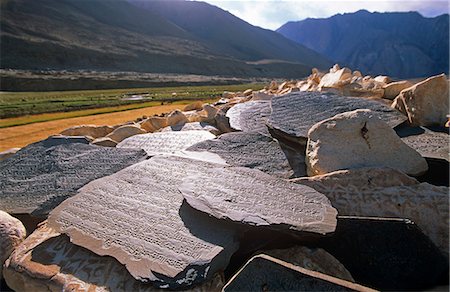 photographs of ancient india - Mani Wall, Muglub, Ladakh, Inde du Nord de l'Ouest. Mani vient le mantra ""om mani padme hum"" Photographie de stock - Rights-Managed, Code: 862-03712091
