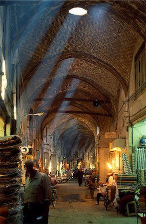 Rays of sunlight stream into the mainly 16th Century Bazar-e-Esfahan sometimes known as the Great or Royal Bazaar in central Esfahan Foto de stock - Direito Controlado, Número: 862-03712113