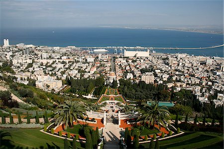 Israël, Mont-Carmel. Ville et Port de Haïfa avec le sanctuaire du Báb dans le centre. Haifa est la plus grande ville du Nord d'Israël et la troisième plus grande ville du pays. La ville est un port maritime situé sur la côte méditerranéenne d'Israël dans la baie de Haifa.David BankIsrael, Haifa Photographie de stock - Rights-Managed, Code: 862-03712154