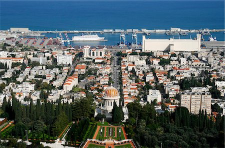 Israël, Mont-Carmel. Ville et Port de Haïfa avec le sanctuaire du Báb dans le centre. Haifa est la plus grande ville du Nord d'Israël et la troisième plus grande ville du pays. La ville est un port maritime situé sur la côte méditerranéenne d'Israël dans la baie de Haïfa. Photographie de stock - Rights-Managed, Code: 862-03712153