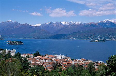 View of Lake Maggiore showing typical red roofs and snow capped mountains. Foto de stock - Con derechos protegidos, Código: 862-03712164