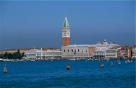 palacio ducal - View of Venice waterfront and the entrance to the Grand Canal from ferryboat with the Palazzo Ducale The domes of St Marks cathedral and the Campanile Foto de stock - Con derechos protegidos, Código: 862-03712178