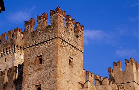 The Rocca Scaligera at Sirmione at the southern end of the lake Foto de stock - Con derechos protegidos, Código: 862-03712186