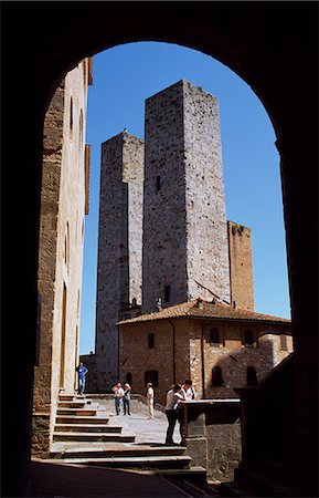 san gimignano - 2 des 15 survivants tours construites par les seigneurs féodaux dans le douzième et treize siècles à l'origine il y a 72 tours dans cette petite ville Photographie de stock - Rights-Managed, Code: 862-03712206