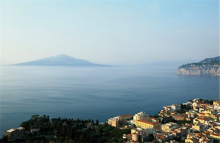 sorrento - Le Vésuve dans l'ensemble de la baie de Naples depuis Sorrente Photographie de stock - Rights-Managed, Code: 862-03712216