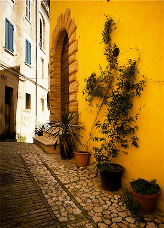 Une pittoresque rue sinueuse à Trevi, Ombrie Photographie de stock - Rights-Managed, Code: 862-03712245