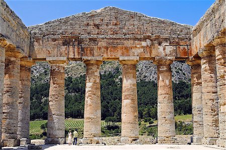 simsearch:862-07910471,k - Un couple d'admirer les ruines d'un temple grec et un amphithéâtre à Segesta, près de Palerme, en Sicile. Photographie de stock - Rights-Managed, Code: 862-03712251