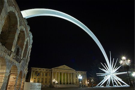 estrela cadente - Amphitheatre and shooting star monument at night Foto de stock - Direito Controlado, Número: 862-03712314