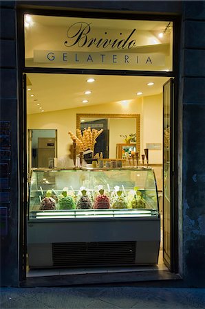 siena - Italien, Toskana, Siena. Eine italienische Eisdiele in einem schmalen Designergeschäften Sienas. Stockbilder - Lizenzpflichtiges, Bildnummer: 862-03712333