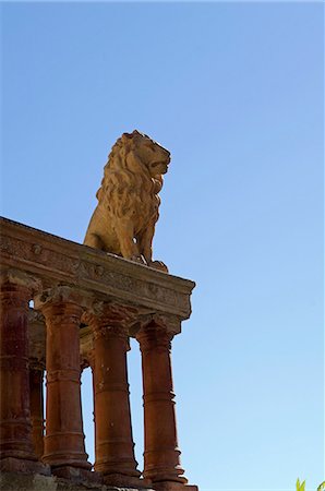 simsearch:862-03732388,k - Italien, Toskana, Petroio. Statue eines Löwen auf eine steinerne Balustrade in einer Villa in der klassischen toskanischen Hügel-Dorf Petroio. Stockbilder - Lizenzpflichtiges, Bildnummer: 862-03712358