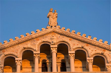 simsearch:862-03712345,k - Italie, Toscane, Pise. Détail des colonnes en marbre richement sculptés et statues sur la façade du XIIe siècle Duomo à la Piazza dei Miracoli (la place des Miracles). Photographie de stock - Rights-Managed, Code: 862-03712365