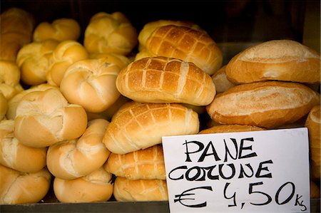 simsearch:862-05997928,k - Italy, Veneto, Venice; Bread on display in a baker's window with the notice - 'Pane comune', literally plain bread Stock Photo - Rights-Managed, Code: 862-03712404