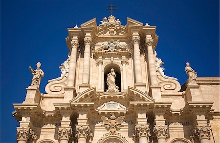 Italie, Sicile, Syracuse, Ortigia ; Détail de la façade Baroque de la cathédrale d'Ortygie, dédiée à la Vierge. Photographie de stock - Rights-Managed, Code: 862-03712416