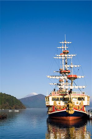 Pirate ship on Ashinoko Lake,Hakone Foto de stock - Con derechos protegidos, Código: 862-03712447