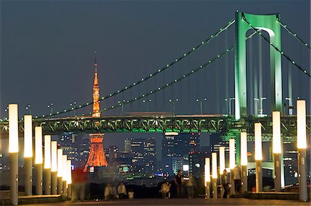 simsearch:862-07690306,k - Rainbow Bridge et la tour de Tokyo, les gens au premier plan en prenant une promenade en soirée. Photographie de stock - Rights-Managed, Code: 862-03712516