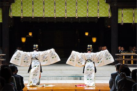 simsearch:700-03508502,k - Japan,Honshu Island,Tokyo,Harajuku District. Meiji Shrine - dedicated to Emperor Meiji in 1920 - dance by Shrine Maidens in special Kimonos for Culture Day Holiday. Fotografie stock - Rights-Managed, Codice: 862-03712528