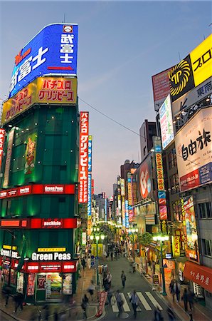 simsearch:862-03807701,k - The busy neon lit streets outside the Shinjuku Station Foto de stock - Direito Controlado, Número: 862-03712520