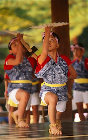 simsearch:845-03721028,k - Japan,Kyoto,Gion. Performers at the Yatuko Nomae Festival at the Yasaka Shrine. Fotografie stock - Rights-Managed, Codice: 862-03712579