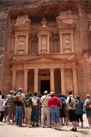 simsearch:862-03737191,k - Jordan, Petra. A group of tourists stand and gaze at Al Khazneh (The Treasury) Foto de stock - Con derechos protegidos, Código: 862-03712595