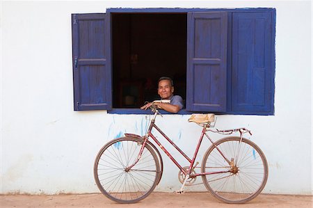 Portrait d'un homme à la recherche de la fenêtre, Vang Vieng, Laos Photographie de stock - Rights-Managed, Code: 862-03712627