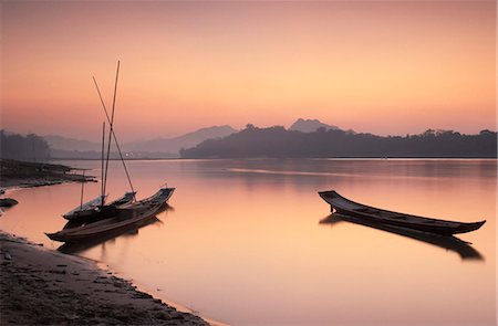 simsearch:862-03437671,k - Boats on Mekong River at sunset, Luang Prabang, Laos Stock Photo - Rights-Managed, Code: 862-03712629